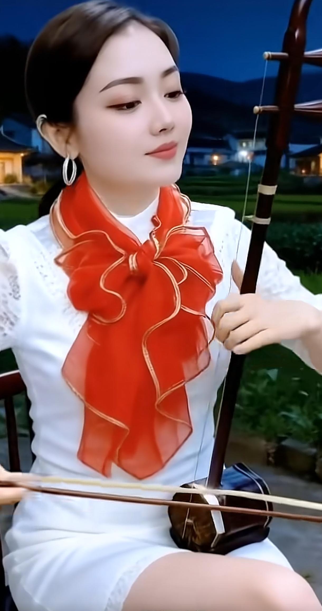 优雅古筝演奏，红巾飘逸，夜色中的宁静之美。分享优雅美图 治愈系古筝 高颜值古筝