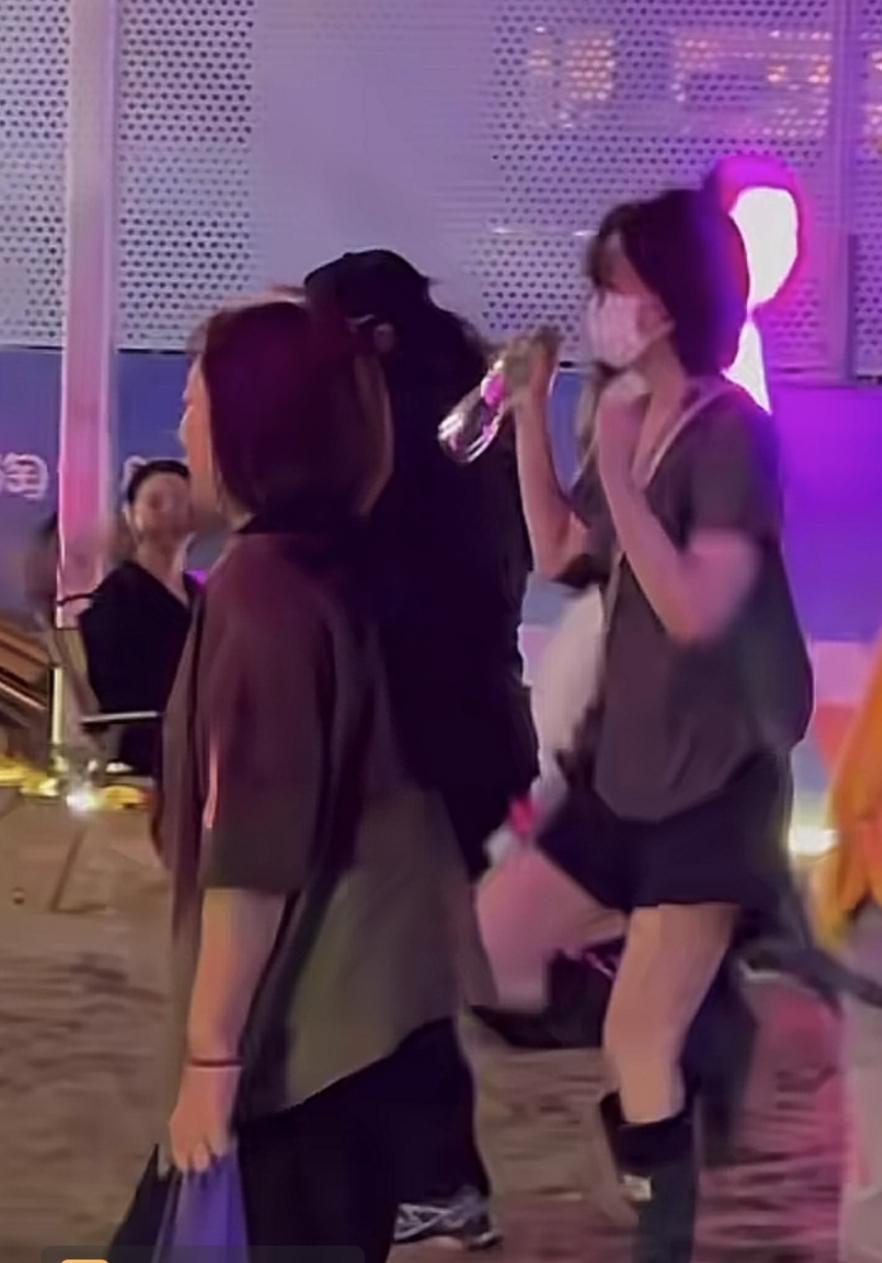 王菲昨天带着女儿李嫣，现身阿那亚虾米音乐节！
她和女儿李媽在VIP区观看女儿窦靖