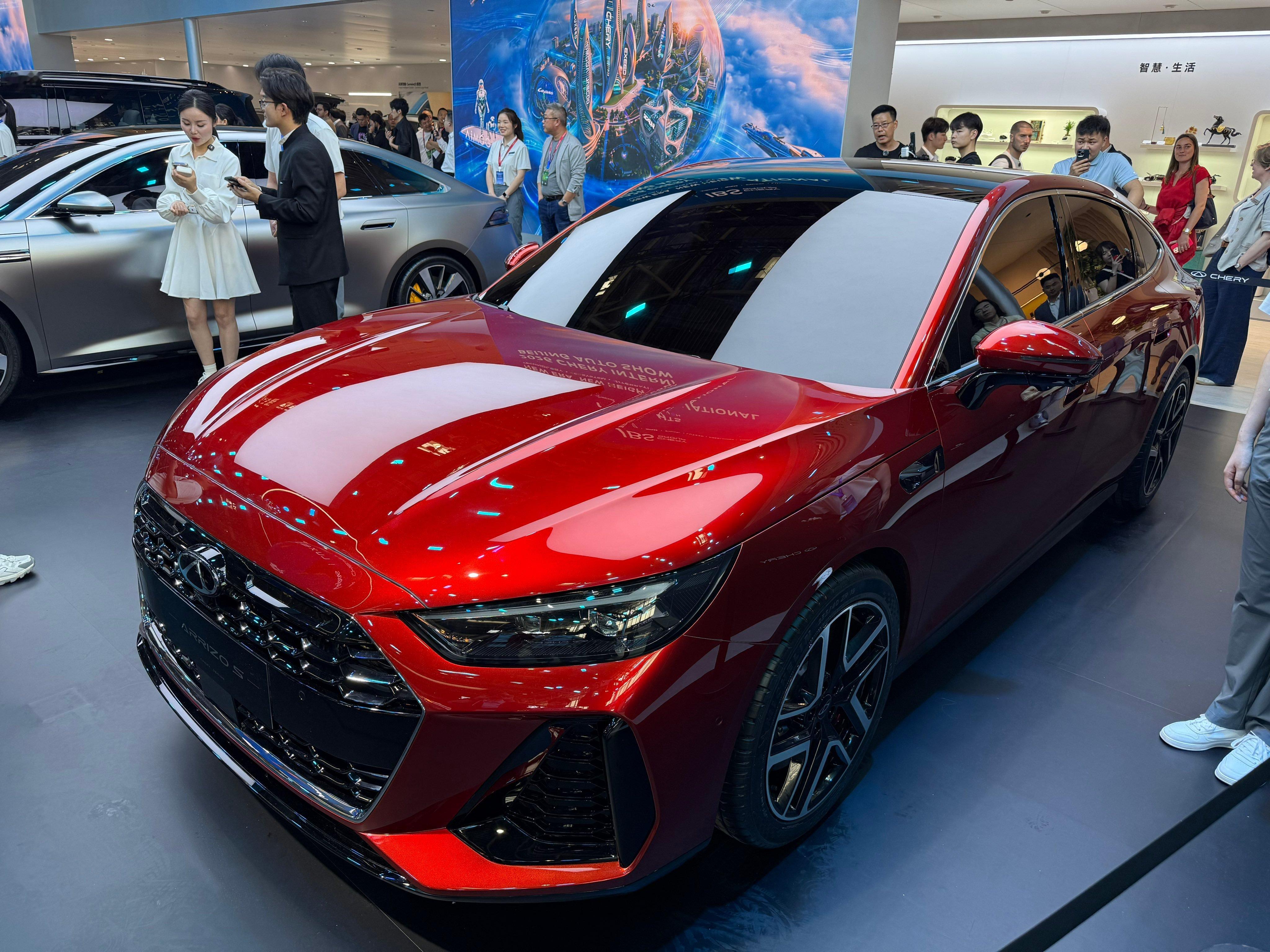 奥迪的装配线工人也太不仔细了，怎么车标都贴错了还把它放车展上？ 