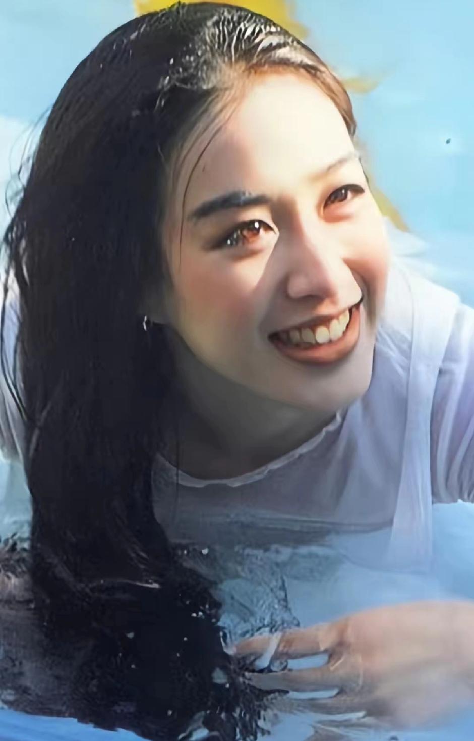 听张伦硕的同学说，高中时他就把钟丽缇当成女神还说将来一定要娶她。 钟丽缇年轻的时