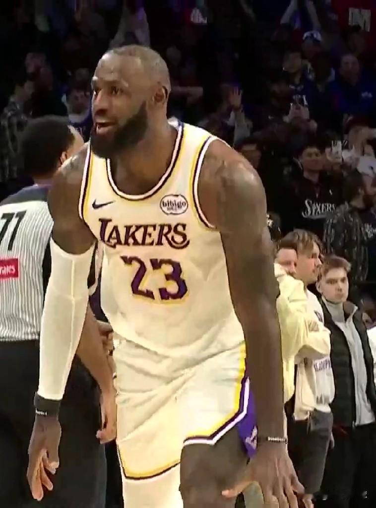 两个状元一个探花！！！还有最佳防守球员！湖人本赛季阵容中的首轮秀！！！
詹姆斯：