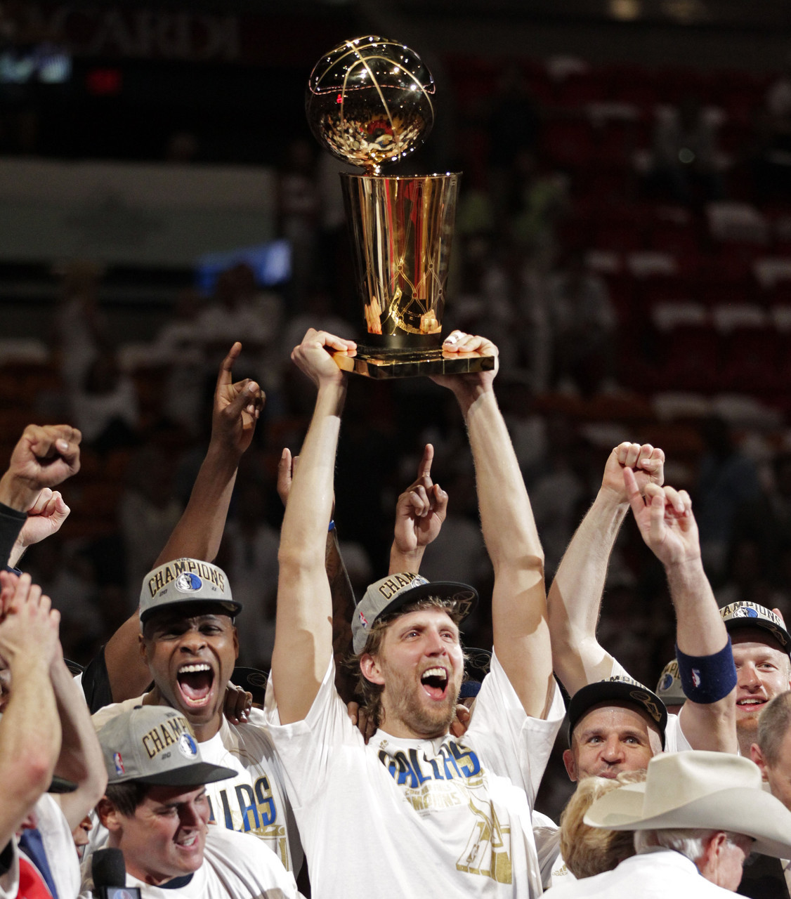 2011年的今天，NBA总决赛G6小牛击败韦德、詹姆斯、波什率领的热火，大比分4