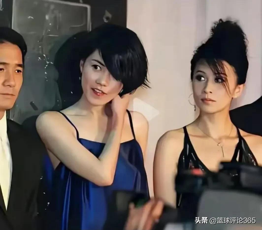 好奇的翻出30年前的老照片:一个清冷，一个俊俏，都不是惊世美女，却各具风韵。
