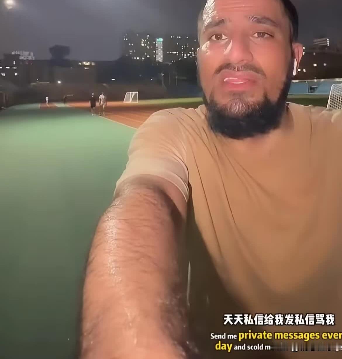 外国博主说他不会离开中国，让网上黑子别再私信骂他了。

刷到这个博主视频，特意看