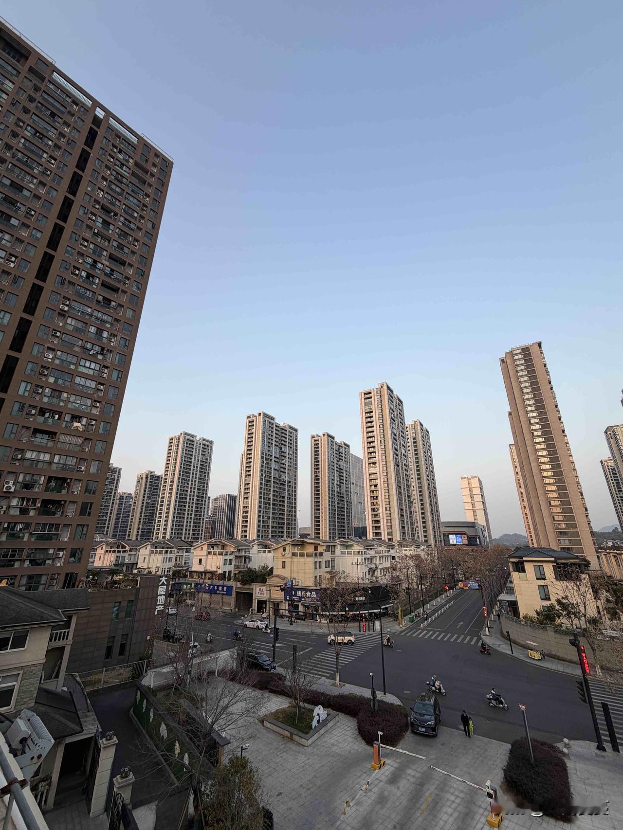 90年代的我，才10岁不到，小时候放学就喜欢去田里、桑叶地里玩儿，春天在满是油菜