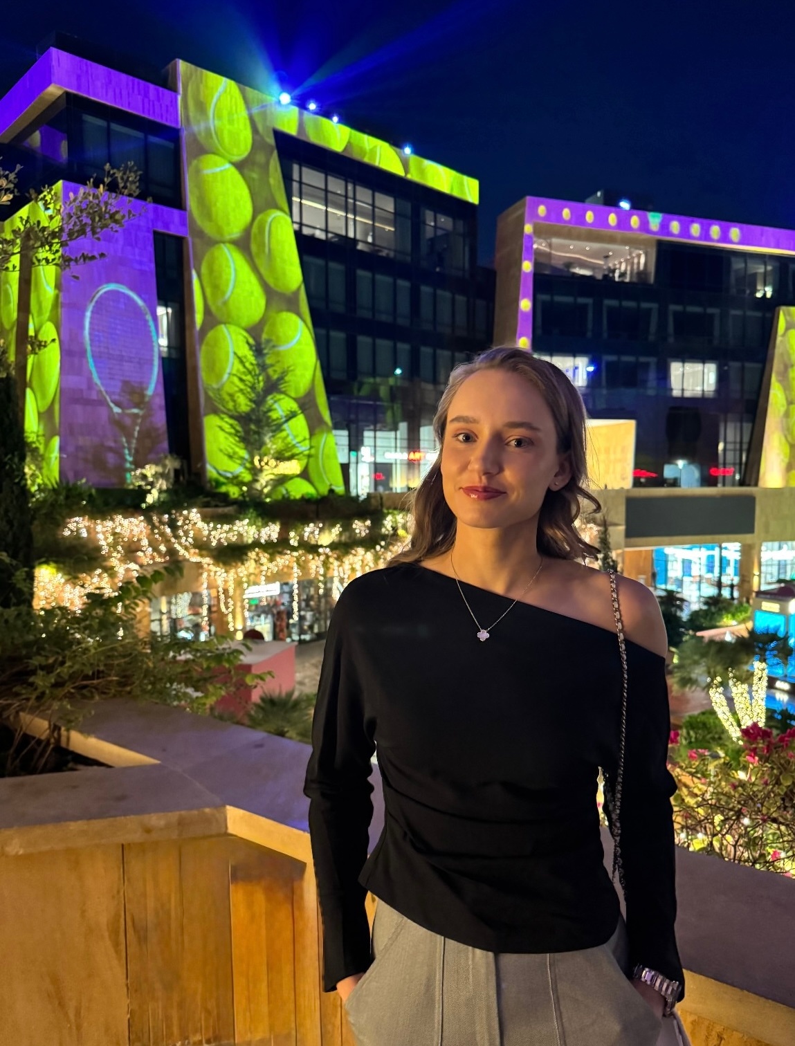 没等来合照等来了娜娜先发一张自己的look，好治愈明媚的熟女路线，每次打了眼影就