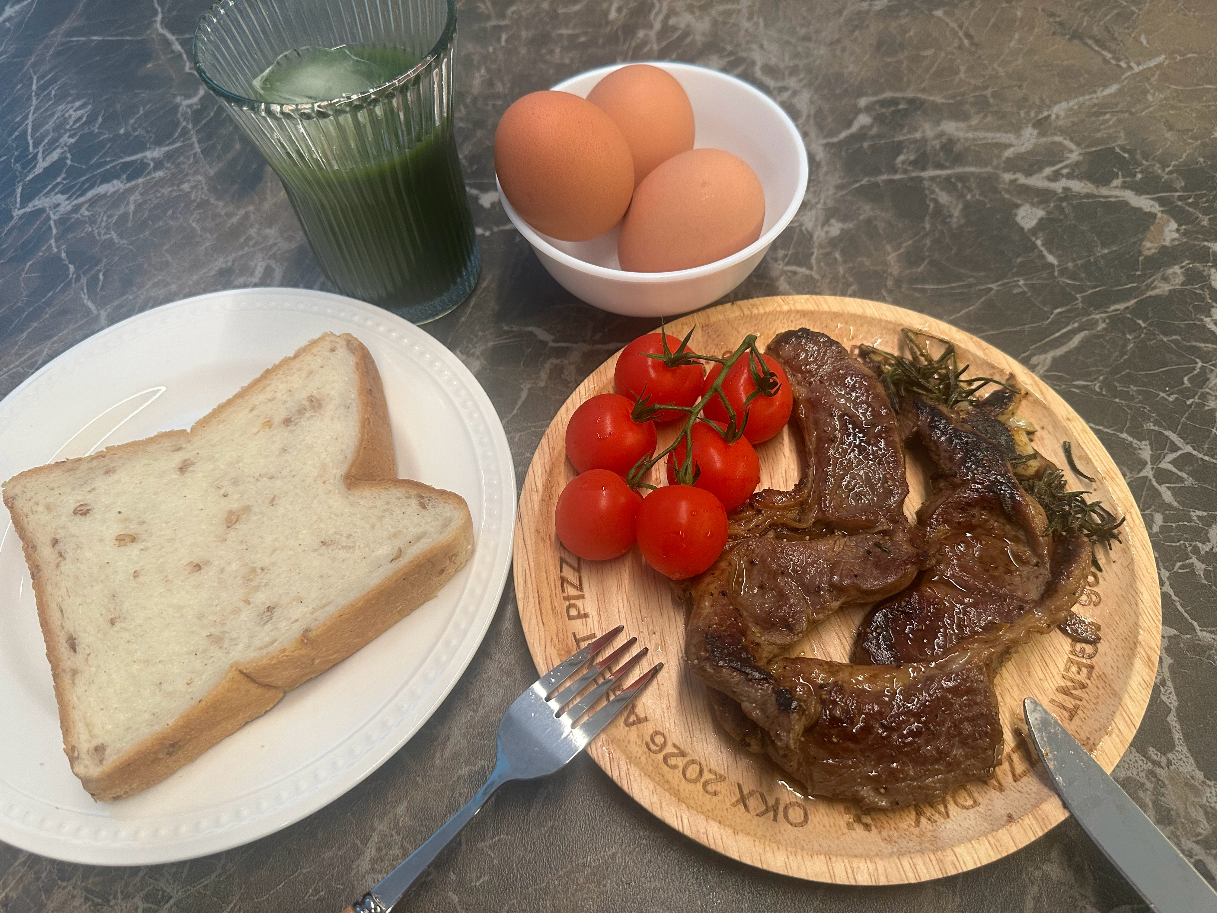 早～一早给自己煎份羊排，再配上鸡蛋、面包、西红柿和青汁🥣OKX 的周边盘子和叉