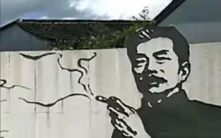 那个投诉“鲁迅抽烟”的游客，就欠一个大嘴巴抽过去！
照此逻辑，毛主席也有抽烟的照