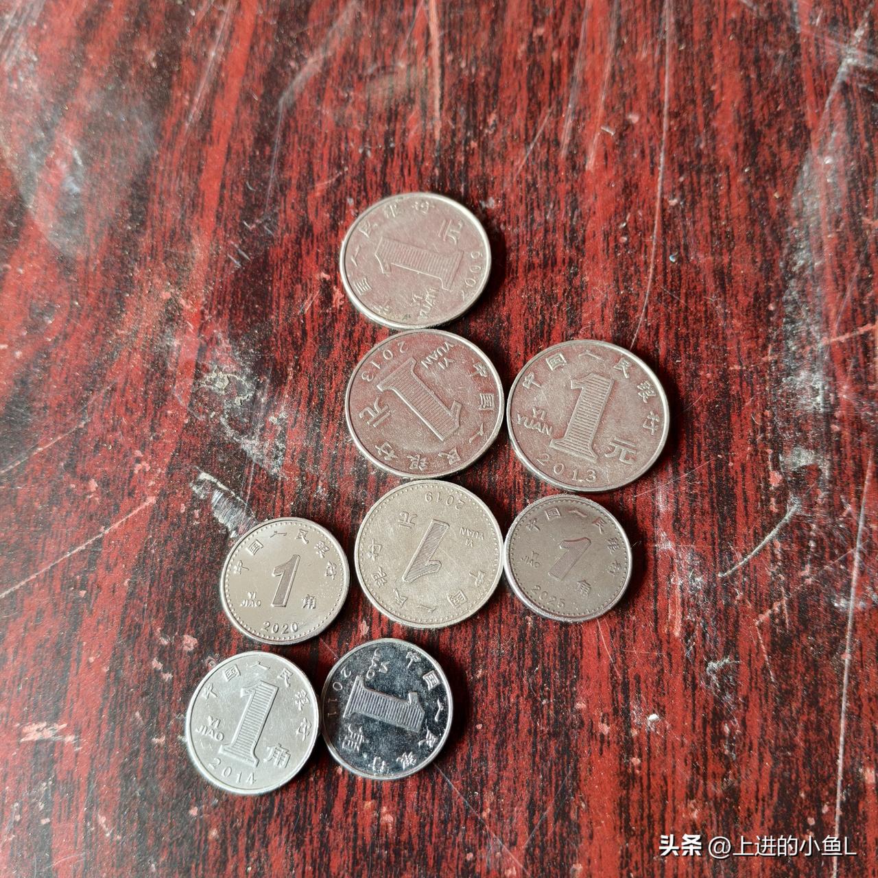 早上我拿两只鸭去菜市场找老板杀。他是卖菜的，他帮我杀鸭，我帮他卖菜。一老大娘骑三