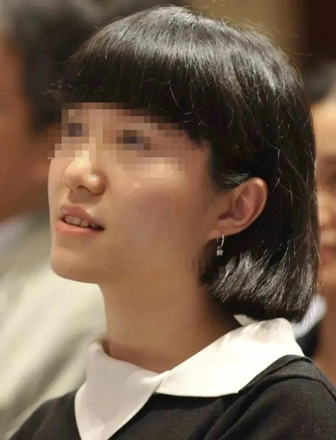 翁帆这些年的日子，其实早就为自己铺好了路。20年里没停下脚步，拿了两个博士学位，