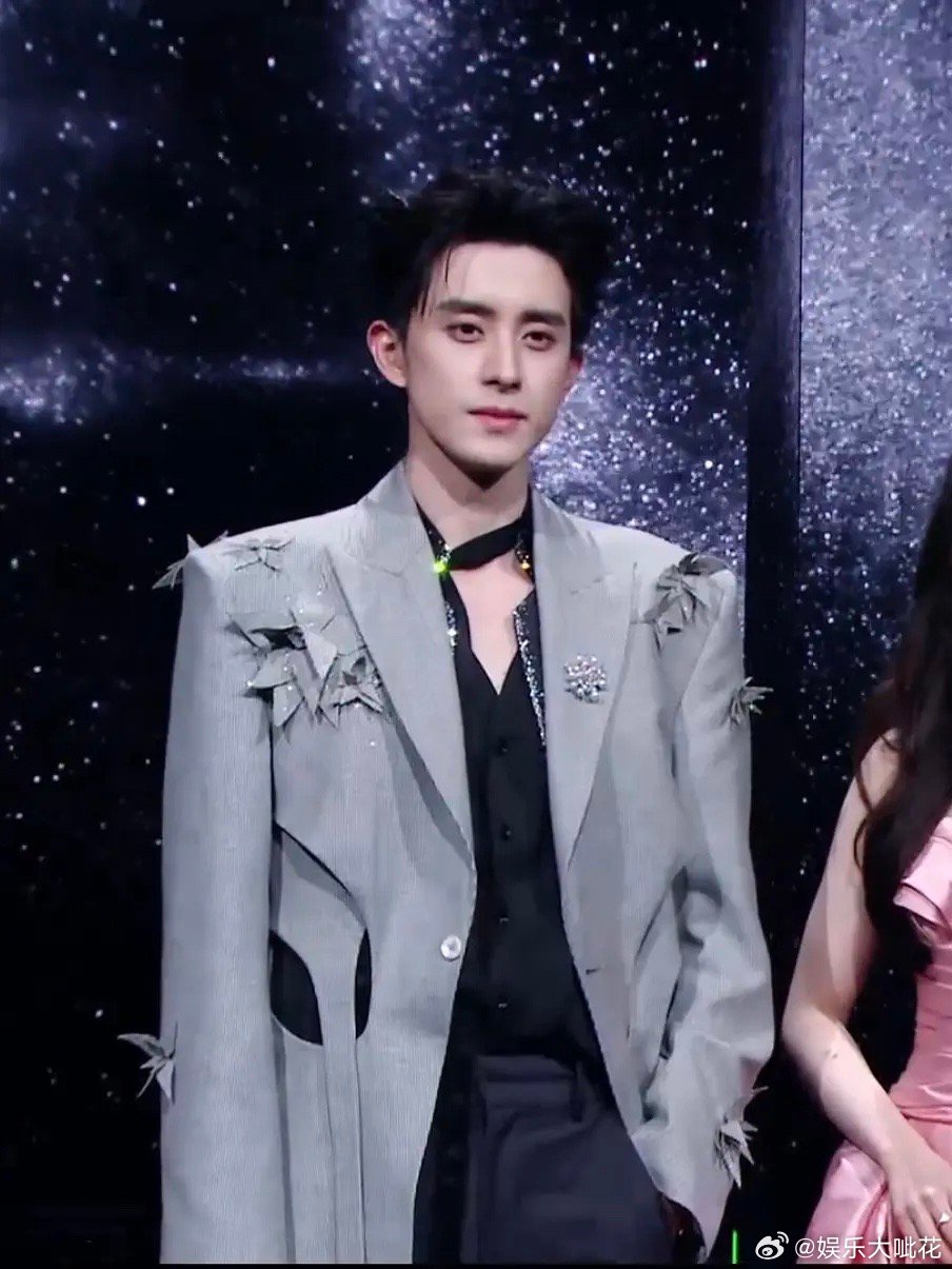 敖瑞鹏大背头敖瑞鹏红毯直播原图直截 生图太能打了吧大帅哥卧蚕配上五官太帅了！ 