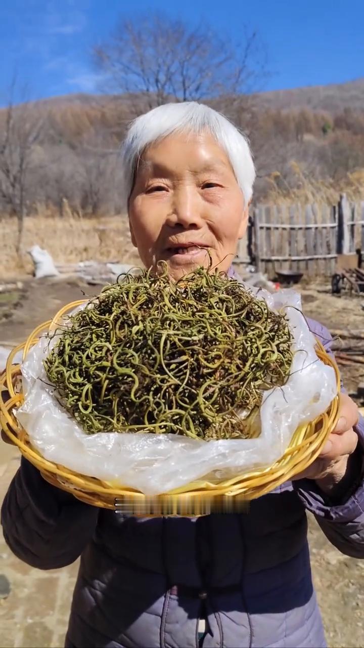我家是小兴安岭的主麦原始大山林，这是邻居家采，自己采，纯野生的神经茶。它长在悬崖