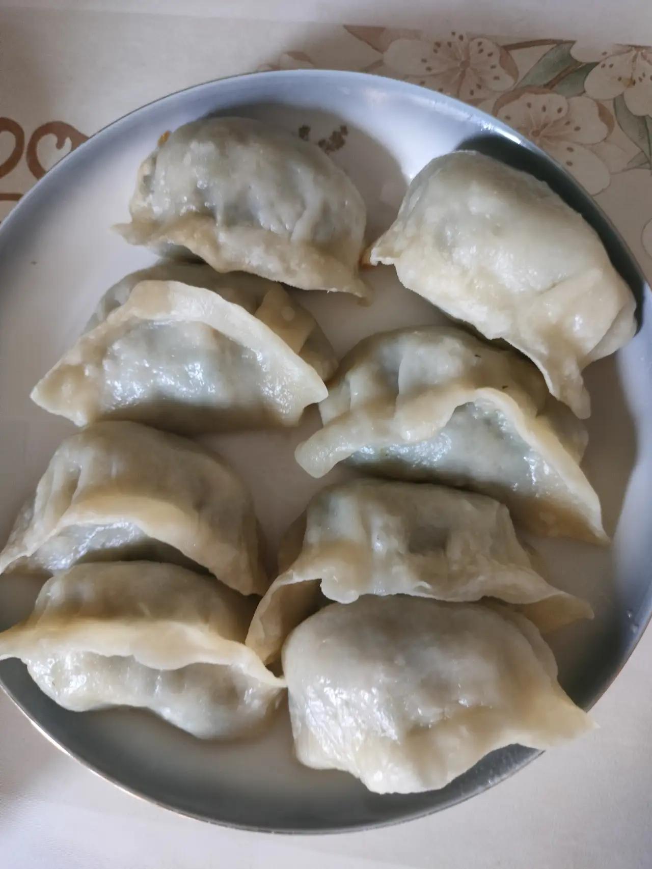 蒸饺用热水和面还是冷水和面?要想包透明的蒸饺，那么就一半用热水和面，一半用凉水和