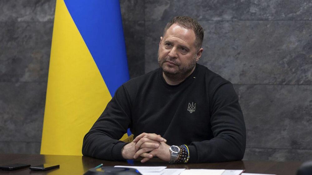 泽连斯基幕僚长在反腐调查人员搜查家园后辞职。
乌克兰总统弗拉基米尔·泽连斯基宣布