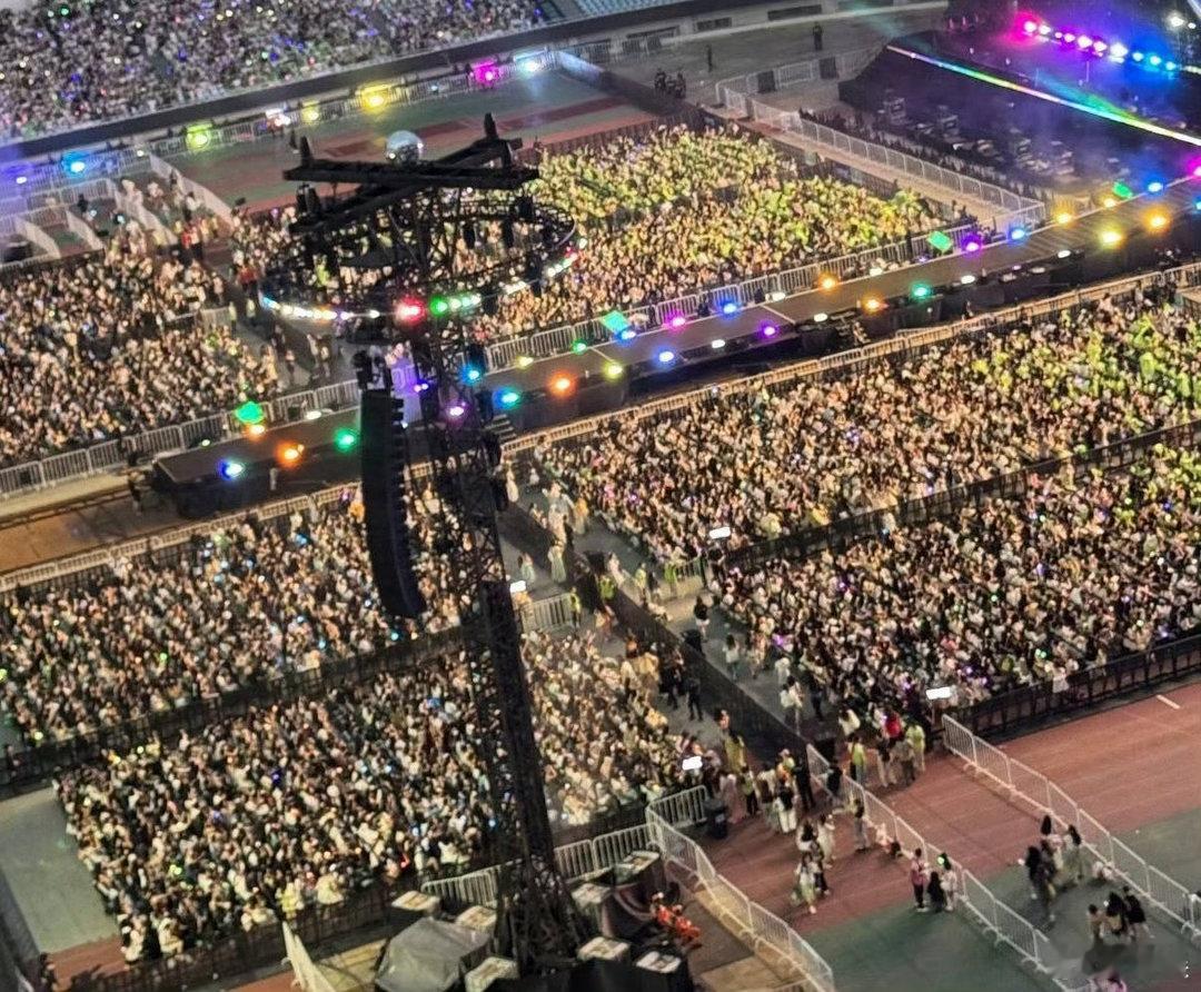 王源南京两日上座率内场也是密密麻麻！没办法，实在是太火了，座无虚席 