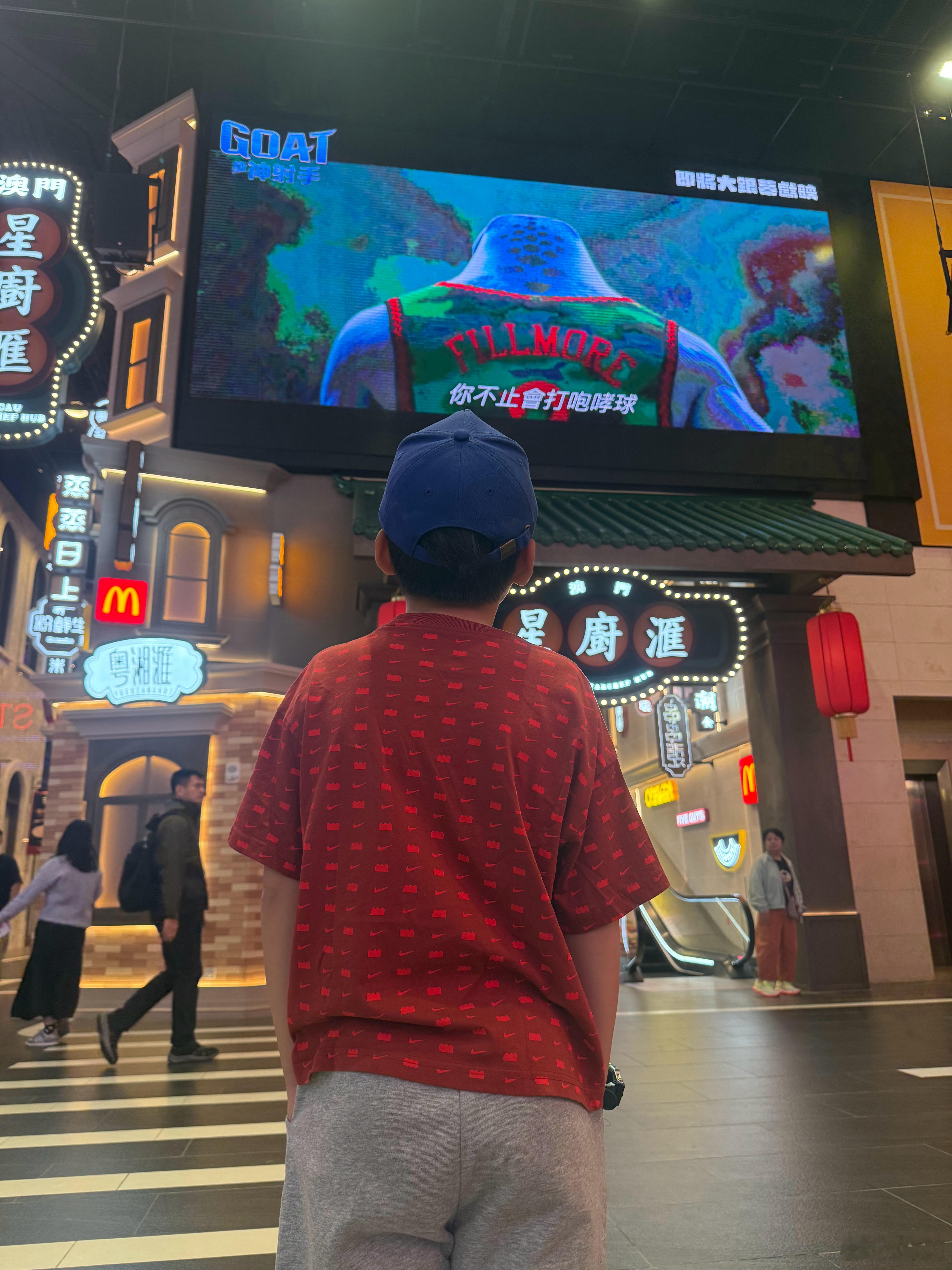 今天打算全家看场电影：神射手GOAT。你还别说，这主角背影有点儿意思….. 