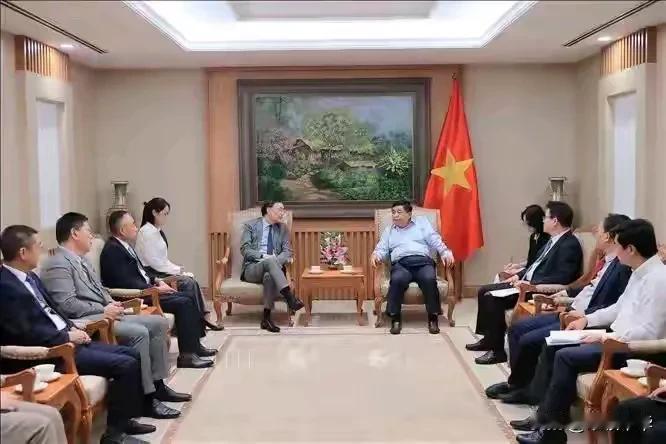 用“道高一尺魔高一丈”来形容这两个人的坐姿，再也合适不过了！
“你敢趟着，我就敢