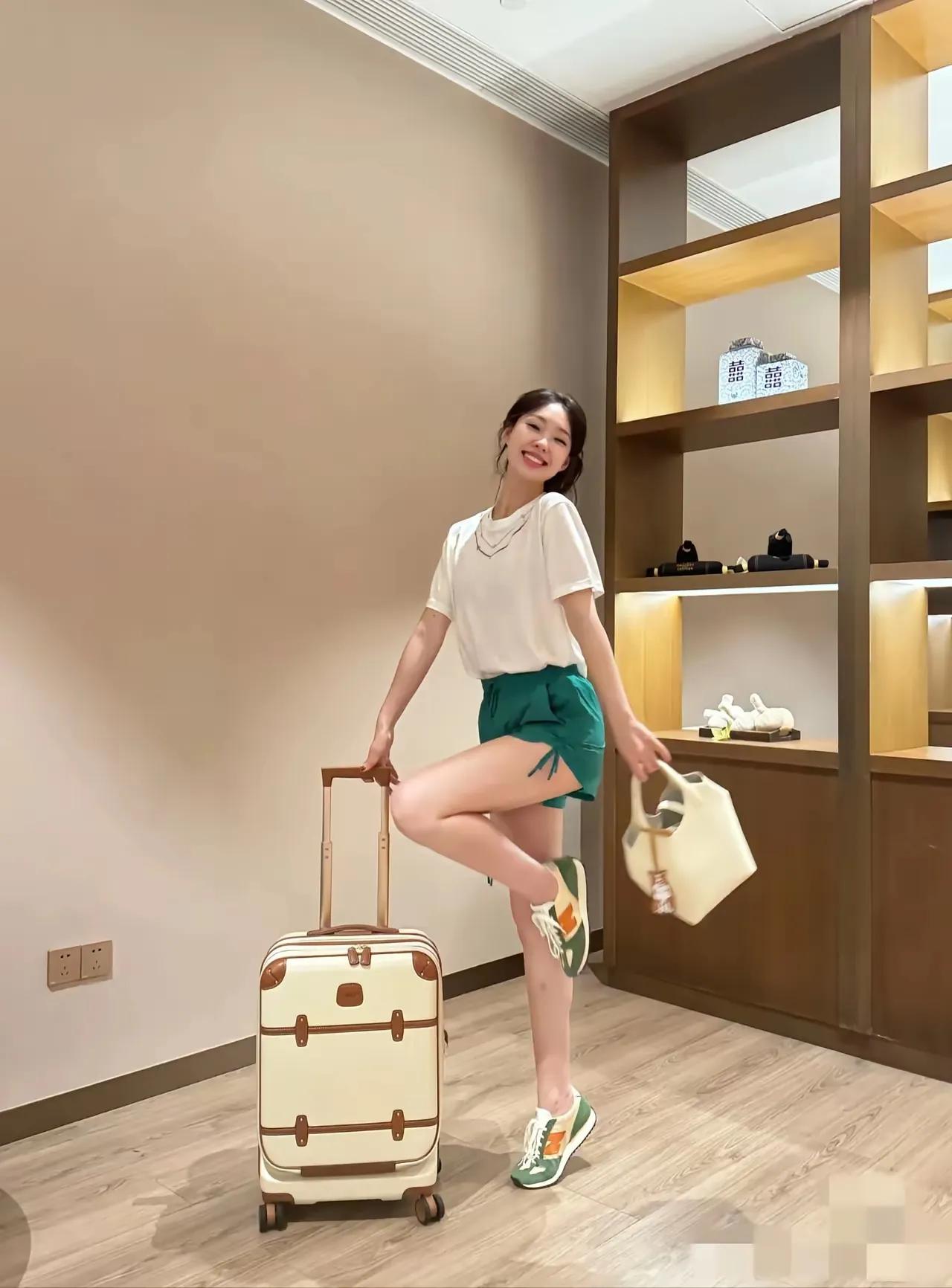 管乐估计现在肠子都悔青了，
本以为晒出自己家里乱糟糟的照片，
会让大家觉得自己比