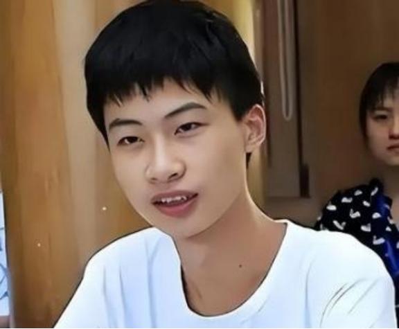 面对美国关税施压，中国却挺身而出一位狠人！这位95后科学家庞众望，曾获清华校长上