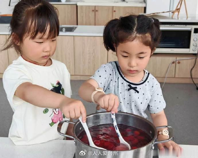 一树杨梅一场成长衢州衢江让教育回归自然 为践行“智趣童年，一路成长”的办园理念，