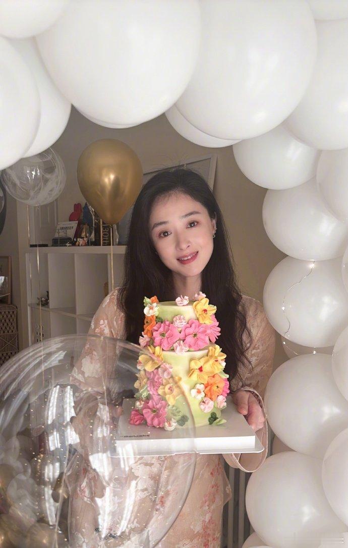 蒋欣43岁了43岁蒋欣状态 蒋欣43岁了，生日布置真的太用心了，白气球组成的拱门