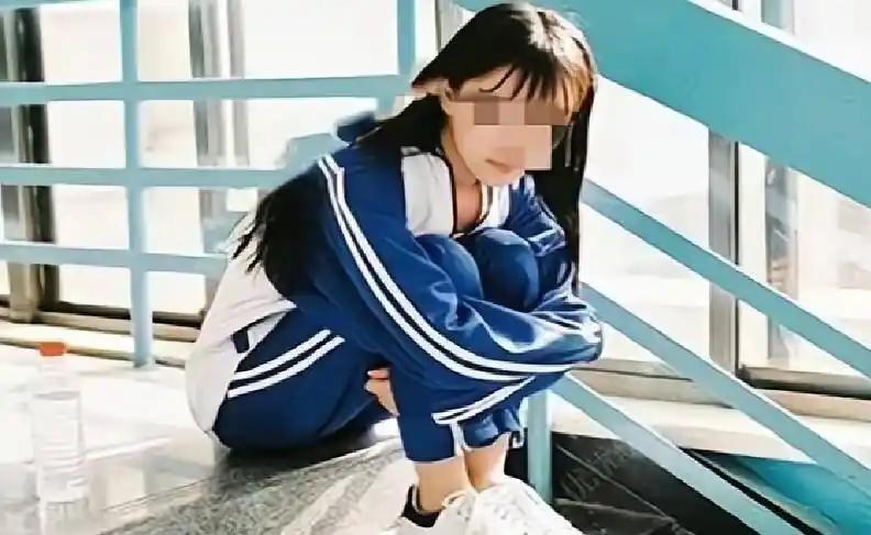 令人窒息的校园噩梦！14岁女孩被强行拖进男生宿舍被困五小时遭遇强奸，十多名少年在