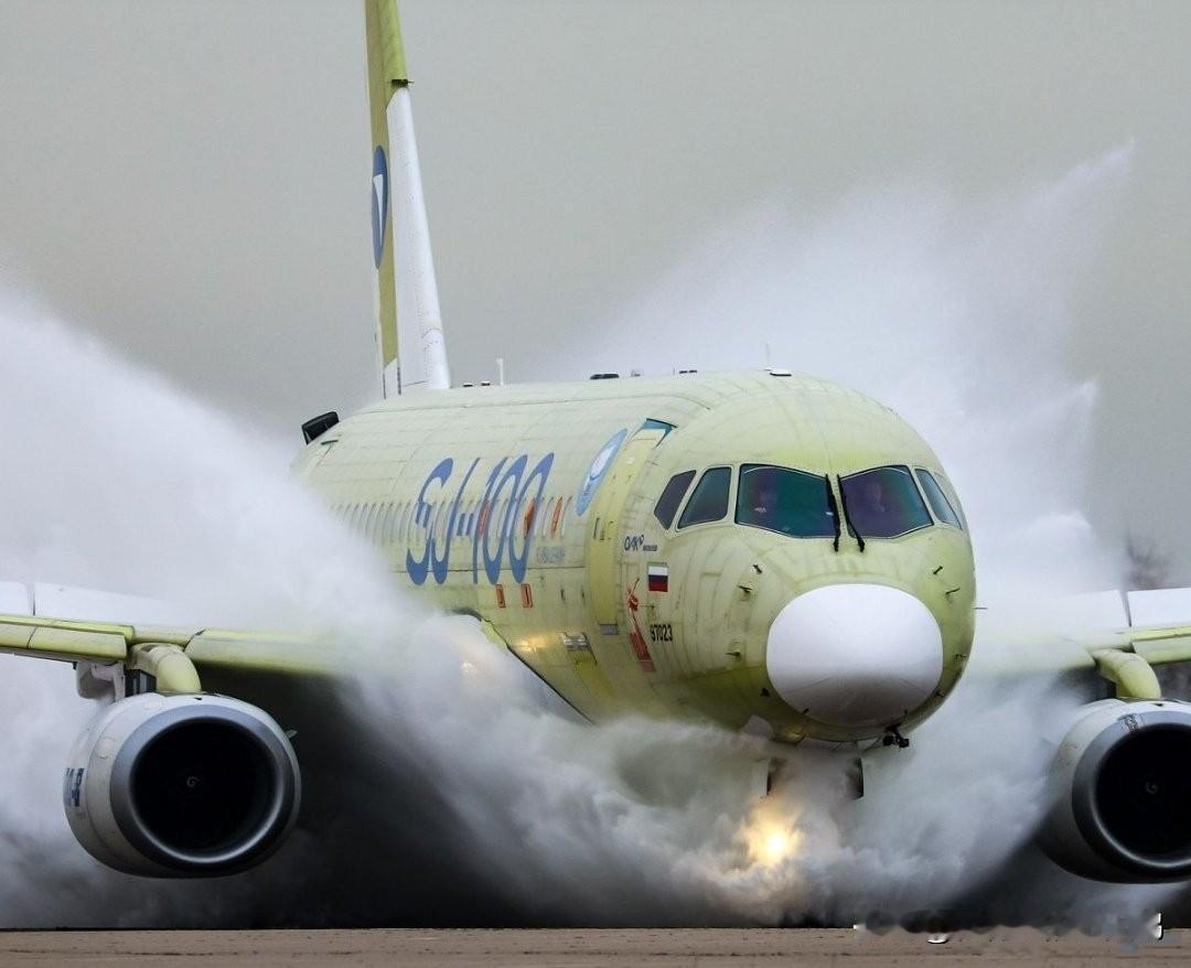 联合飞机公司的专家在所谓的“游泳池”中，对搭载俄罗斯PD-8发动机的完全进口替代