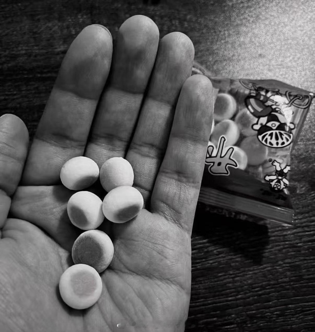 奉劝大家要爱惜自己的身体一日三次 一次要吃六粒