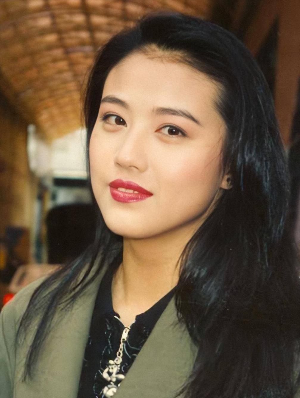 主持人，李静，问周海媚，你和吕良伟离婚，是为了什么。周海媚说，性格不合，真的是性