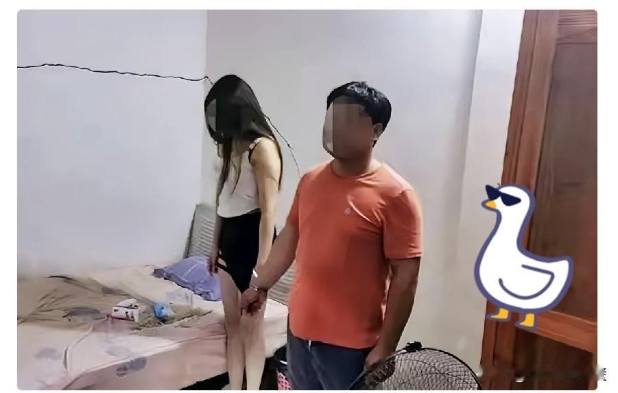 一男子迷恋卖淫女，两天内嫖了她两次，结果却没想到，这事被卖淫女的邻居给发现了。邻