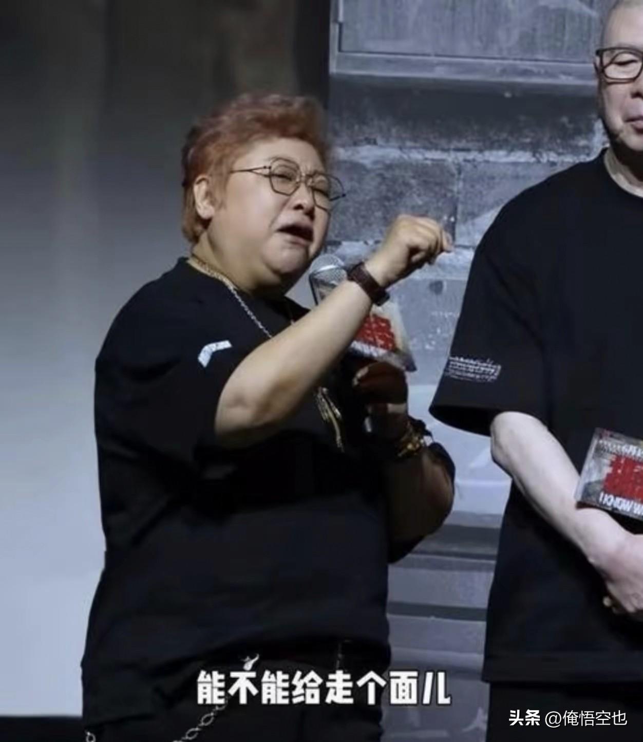现在的网友也太敏感太上纲上线了吧，真的想不通韩红只是叫大家捧个场，支持冯小刚的电
