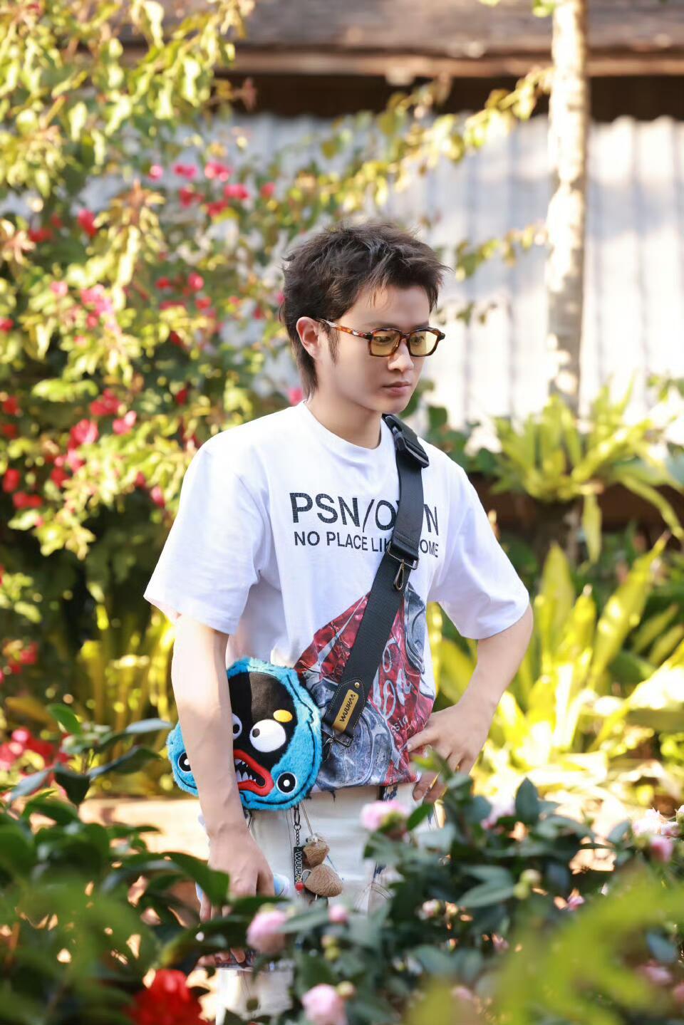 王勉在任敏夏梦合照里圈自己 王勉发图：发现一张合影。打开一看：别人的双人照，自己