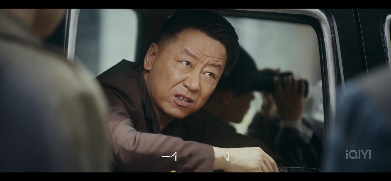 《风与潮》黄公杰总是喜欢笑！何贤看见他浑身不自在。

何贤很饿，看着一桌子丰盛的