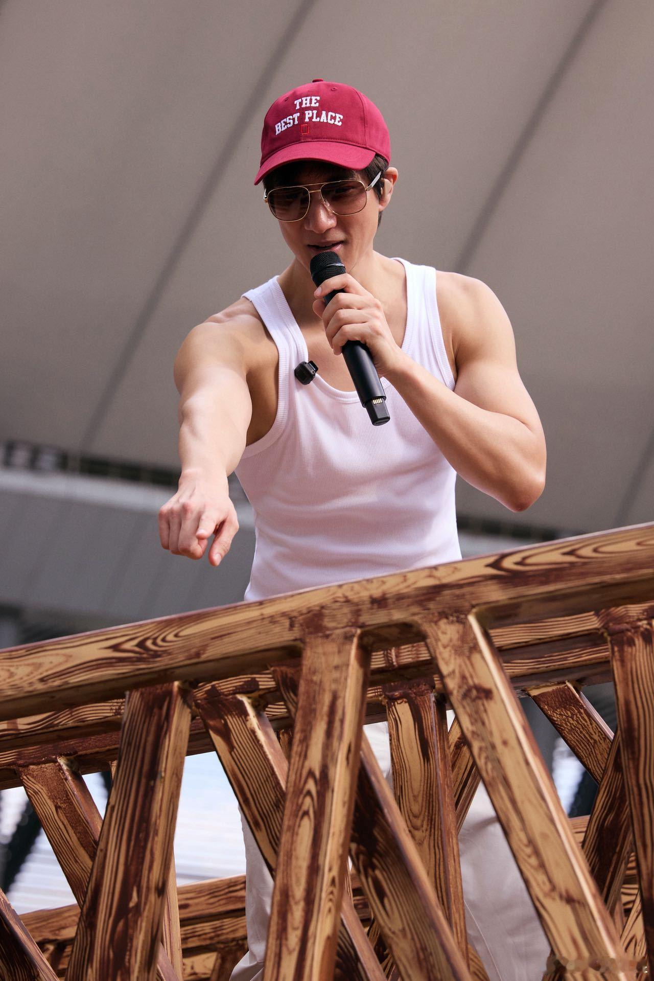 王力宏就这样going我王力宏肌肉线条很juicy 成都演唱会今日开唱，把老头背