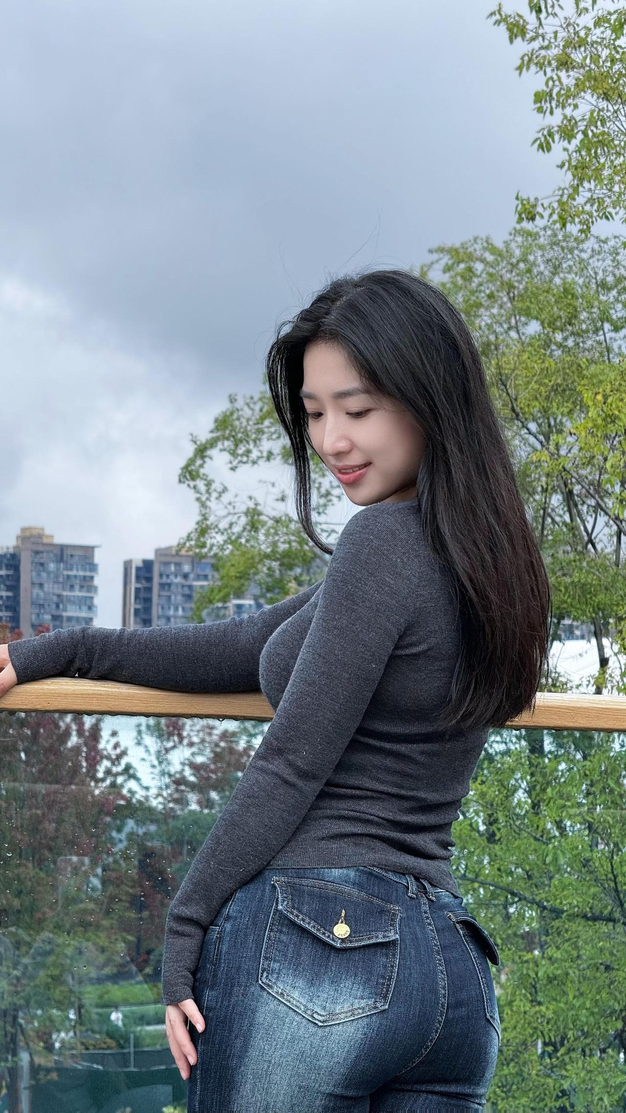 【秋风起】｜人像摄影作品分享

秋风起，
我在人间看叶梢染了秋意，
听风掠过耳畔