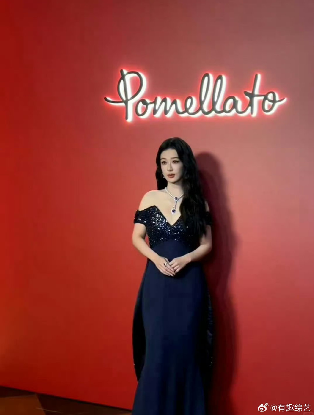 杨紫藏蓝亮片露肩礼服杨紫穿上藏蓝亮片露肩礼服，晚宴蓝宝石成套珠宝加持，整个人闪闪