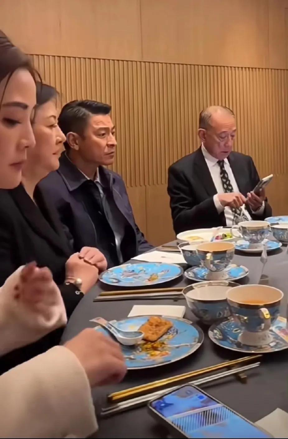 没参加过大领导的饭局[泣不成声]，弱弱的问一句，跟大领导吃饭都这么严肃吗？可以拿