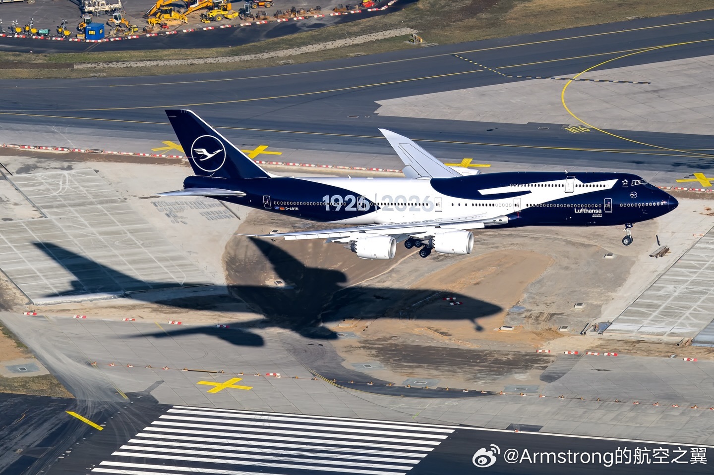 汉莎百年涂装747-8降落法兰克福机场航空创作计划 这款涂装采用了极具辨识度的视