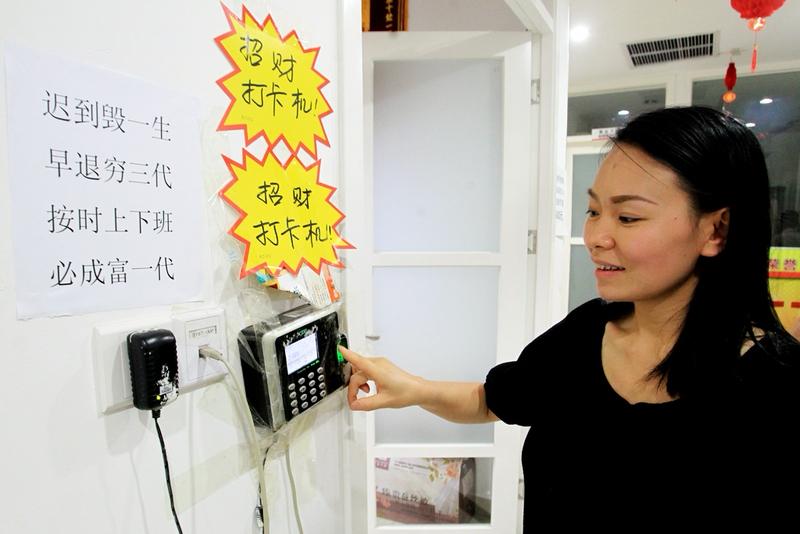 员工2个月迟到19次被辞退这事挺有看头。蔡某2009年就进公司了，2024年6 