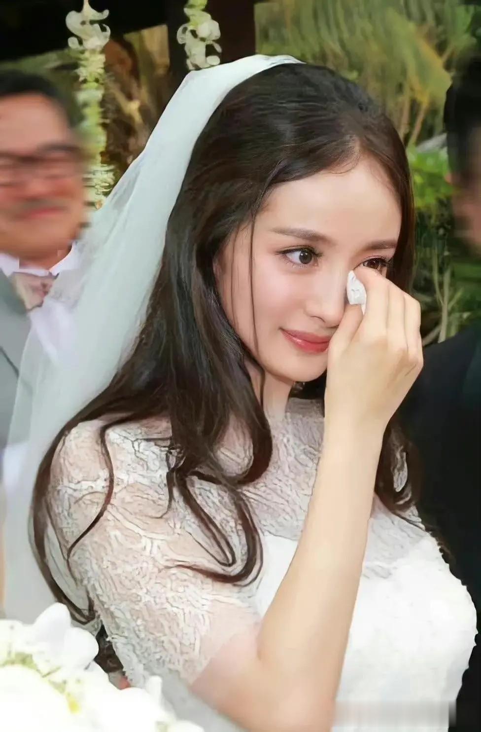 杨幂终于忍不住了？

近日，港媒爆料杨幂欲花5.4亿解决女儿小糯米抚养问题，还说
