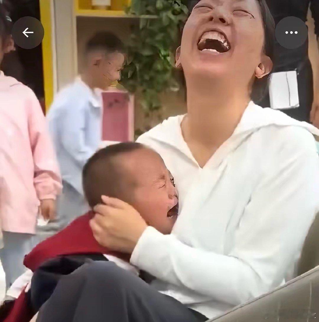 这是一段视频中的其中一张截图，一个三四岁的小朋友，委屈的在一个女人怀里哭，哭着哭