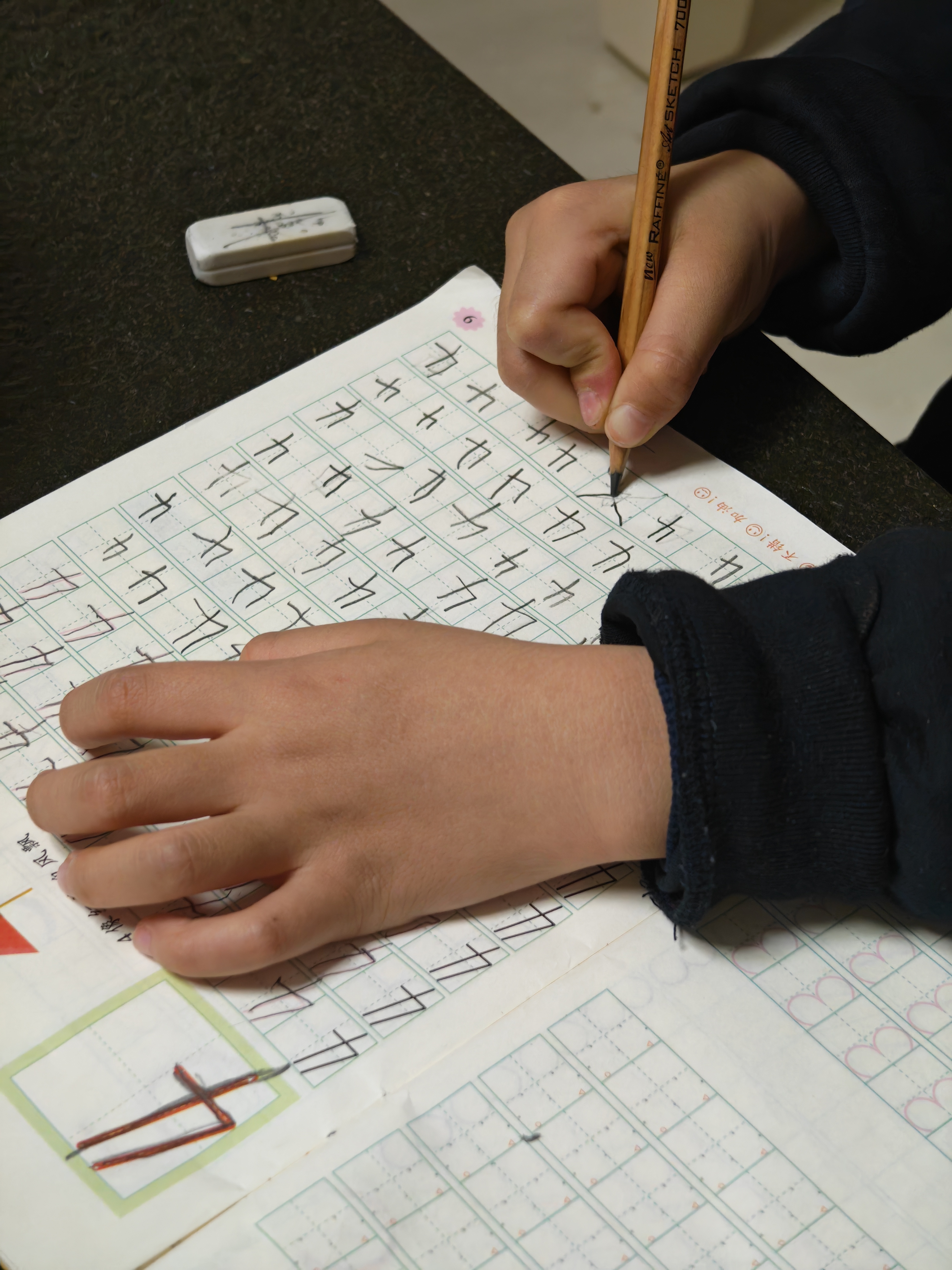 不能看娃写作业，血压容易升高，顺其自然吧，健康快乐就好。