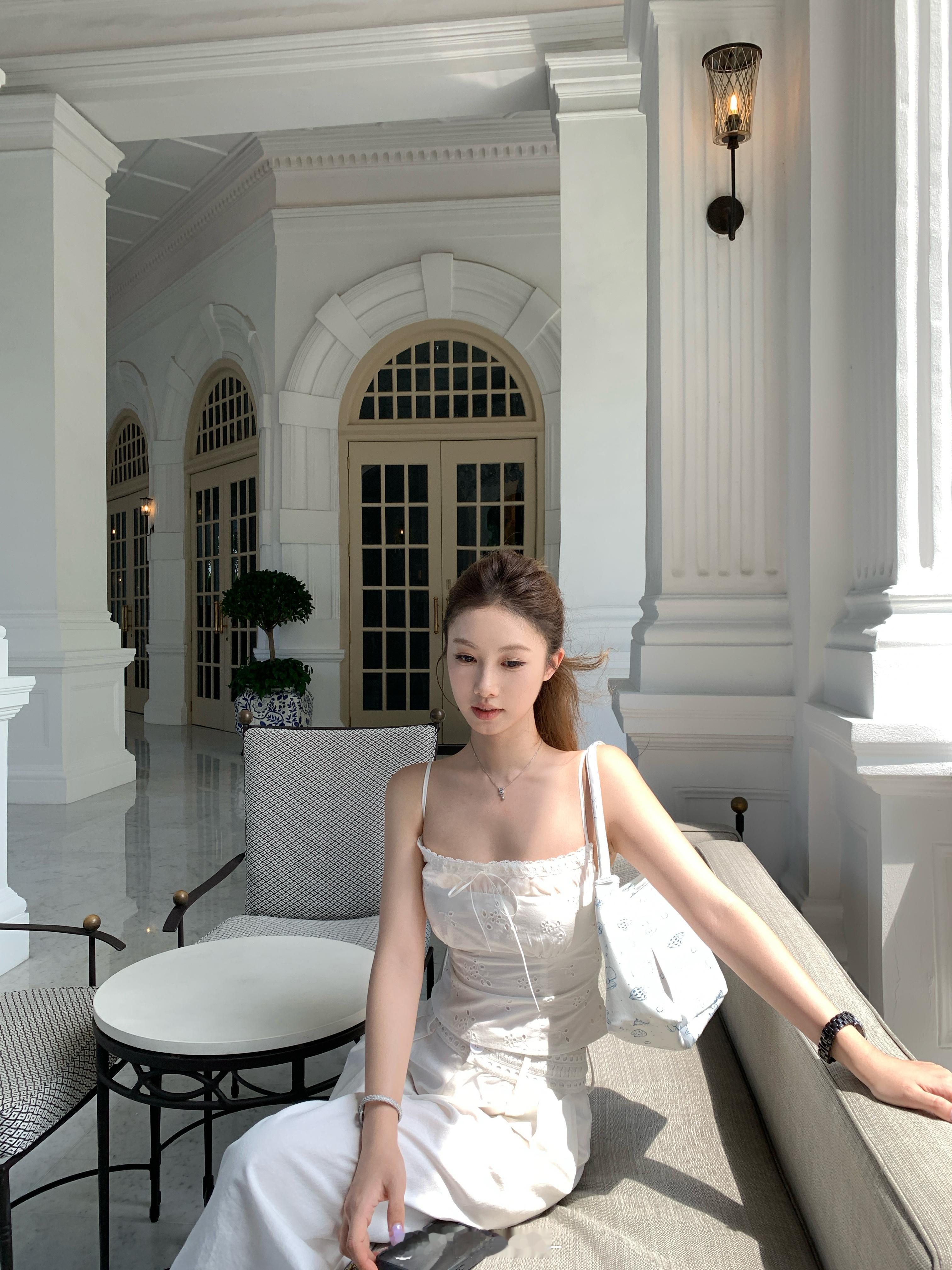 🕊️🍥衣橱里总缺一件轻盈又浪漫的吊带啦～上身能很好的勾勒出女性的曲线美！纯棉