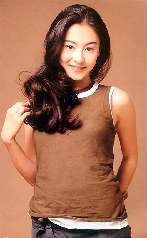 你敢信吗？张柏芝的玉女掌门人身份从一开始就是场包装骗局。
 
当年香港娱乐圈照着