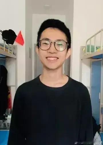 何同学真的证明了，有些人能红并不是他有多聪明，多有素质，只是运气好！不过似乎他的