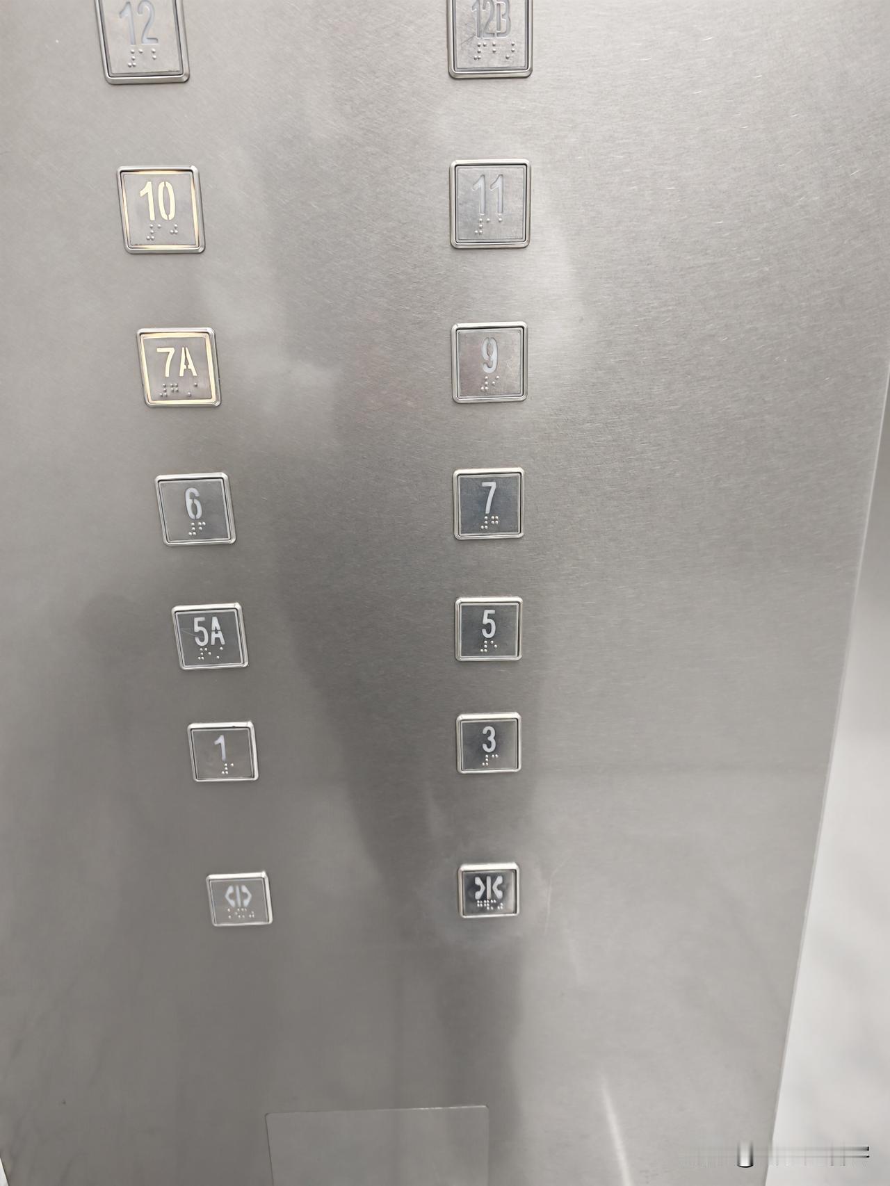 这写字楼也是够讲究，楼层编号不仅没有“4”和“13”，连“8”也没有。而且，“5