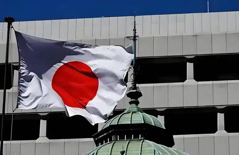日元贬值导致日本民众生活成本飙升，连吃面加葱花都成为奢侈，而高市早苗的相关行为引