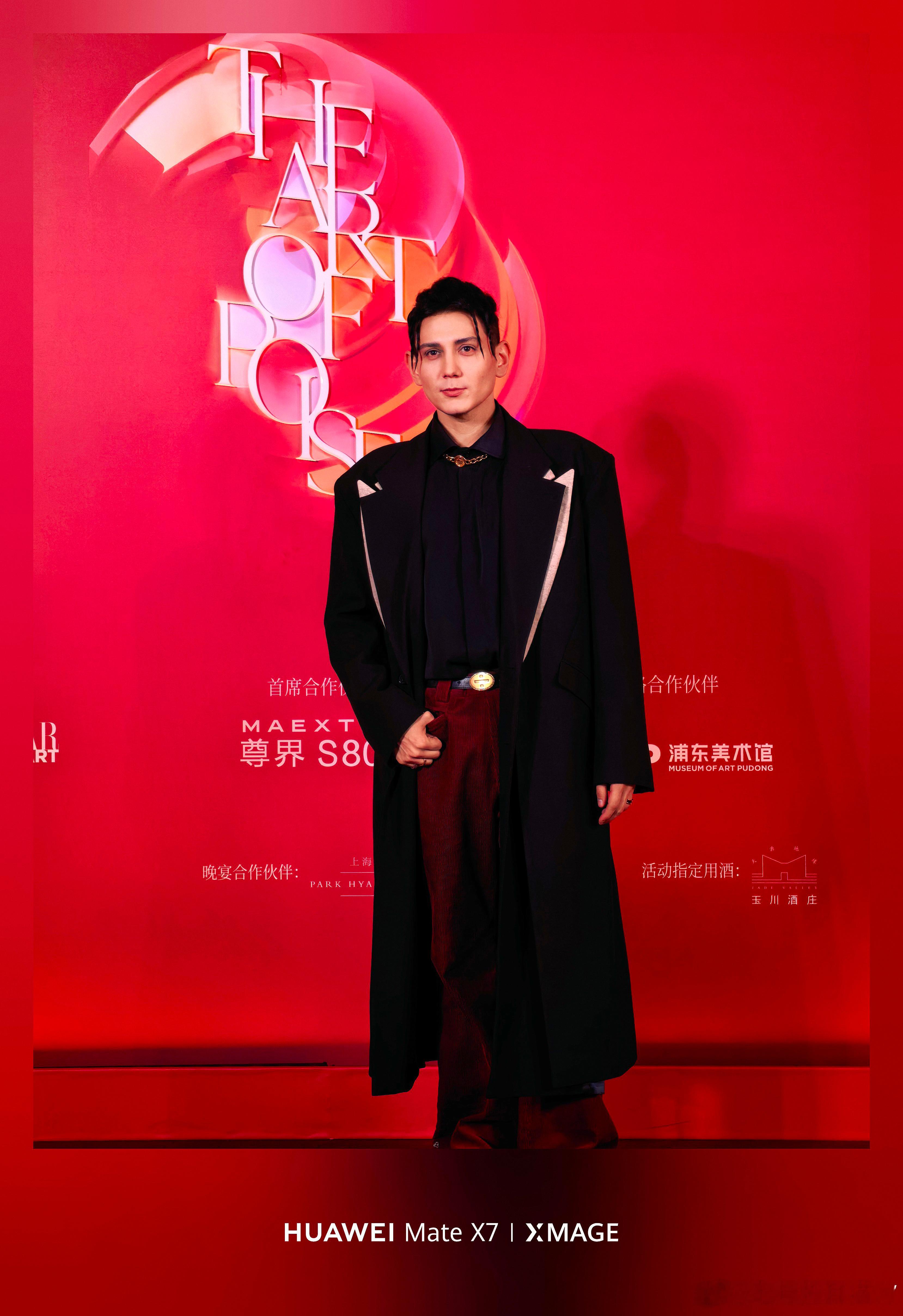 华为双旗舰追星神器现场 时尚芭莎艺术大赏的明星同框，在现场灯光杂乱无章，霓虹与舞