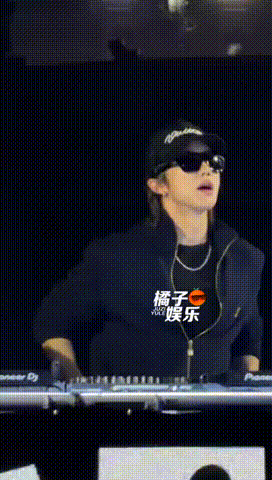 徐明浩扭这几下我能学一个月每一帧都是极致的享受，舞蹈干净利落又自带氛围感，随性扭