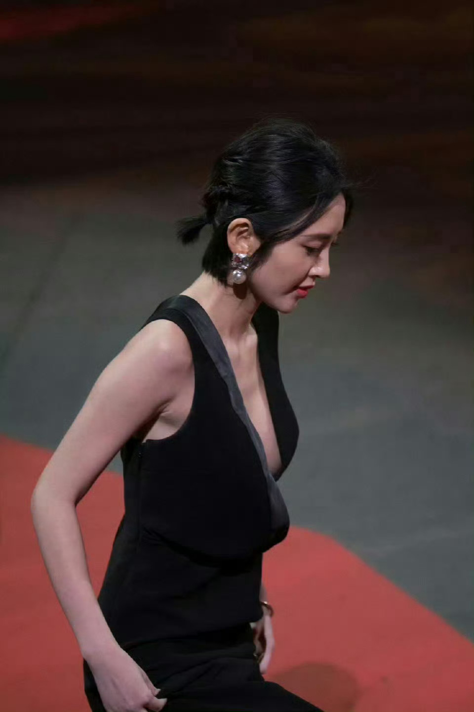 唐艺昕 x 国剧盛典黑色深V礼服·既性感又美丽唐艺昕实在美丽